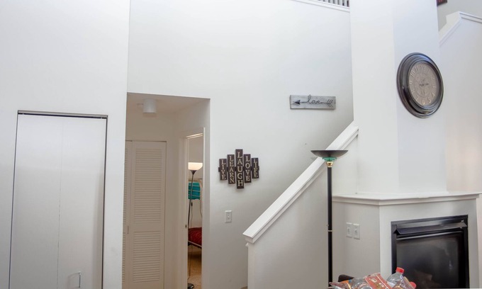 Lowry Hill East Condominio | Lakeside Haven Minneapolis Loft with BBQ Area, Patio, Central AC, Games, W & D