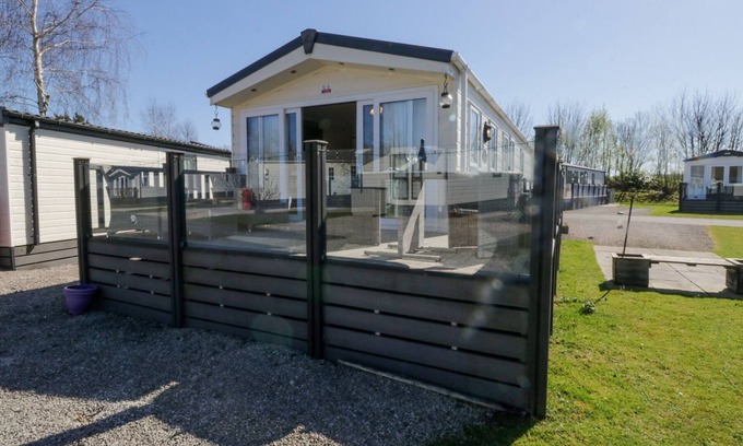 Warton Cabaña | LAKESIDE HAVEN, pet friendly, with a garden in Carnforth