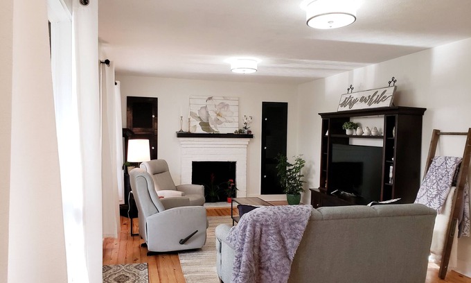 Weaverville Casa | Lakeside Mini Mtn Hideaway, DT Weaverville ~ 0. 5mi, DT Asheville ~ 10min