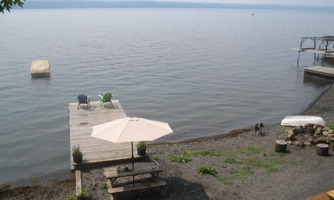 Valois Casa | Lakeside Home w / Sunset View, 4 kayaks y peddle boat