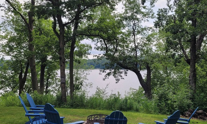 Luck Cabina | Lakeside home with plenty of amenities for all, on river fed Lake!