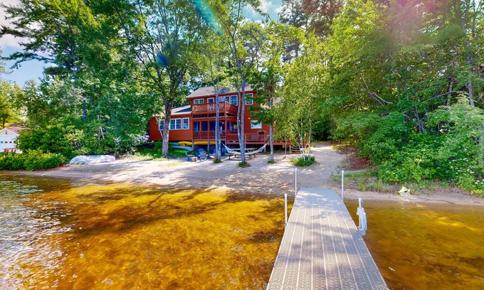 The Bays Cabina | Lakeside home with private dock, firepit, grill, scenic balcony, fireplace & AC