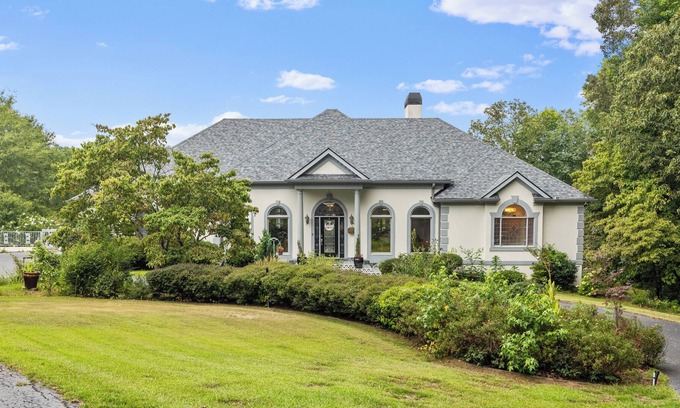 Sharpsburg Casa | Lakeside House, Family-Friendly Retreat
