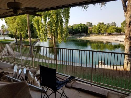 Desert Shores Apartamento | Lakeside Lake Biltmore Village Condo