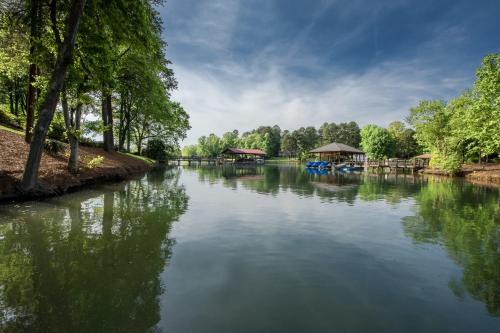 Barium Springs Casa | Lakeside Landing by AvantStay Private Dock