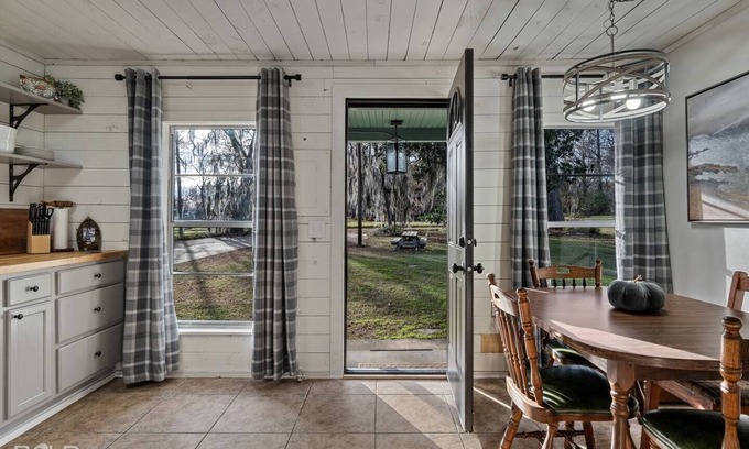 Uncertain Cabina | Lakeside Landing- Lakefront w/Canoe & Porch, Caddo Shores Cabins, Uncertain, Texas