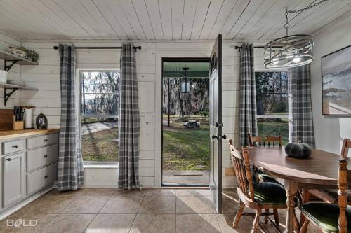 Uncertain Casa | Lakeside Landing- Waterfront Wcanoe & Kayaks