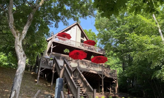 Flat Hollow Marina Cabina | Lakefront Cabin Hot Tub, Firepit, kayaks gratis, alquiler de botes / motos acuáticas, 3 cubiertas
