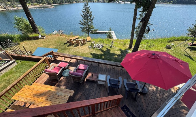 Sagle Casa | LAKESIDE LODGE. GARFIELD BAY WATERFRONT. TWO DECKS. DOCK. GREAT MOUNTAIN VIEWS.