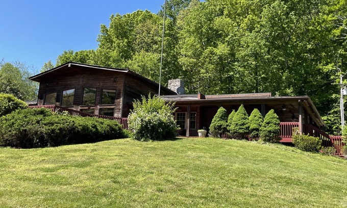 Franklin Casa | Lakeside Lodge in Nature Retreat