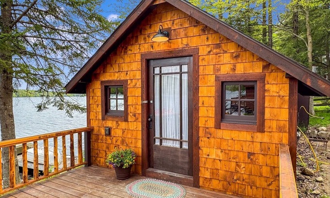 Inlet Cabaña | Lakeside Lodge - Lakeview Cottage