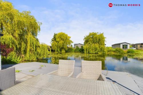 Huntingdon Casa | Lakeside Lodge Retreat with Views