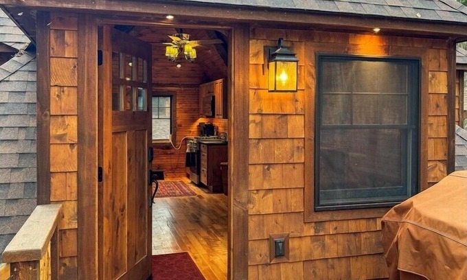 Inlet Cabaña | Lakeside Lodge - The Carriage House