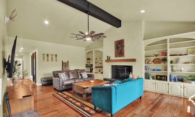 Bartonville Otro | Summer Lodge on Ranch - Private Pond in Nature