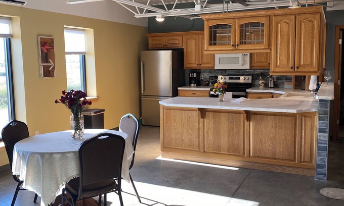 Devils Lake Cabina | Lakeside Lodging @ The Plaza Cozy 2 Bed- 2 Bath Nestled near the Lake Region