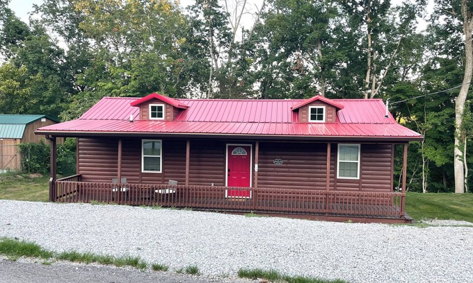 Somerset Cabina | Lakeside Loft-Brand new cabin, water view, close to ramp and large boat parking!