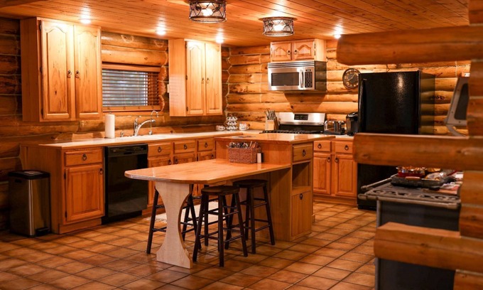 Cornell Cabina | Lakeside Log Cabin in NW Wisconsin