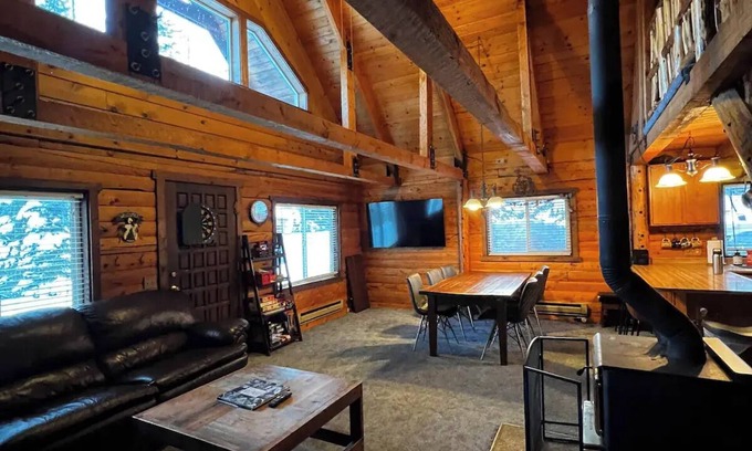Tamarack Resort Cabina | Lakeside Log Cabin with Loft