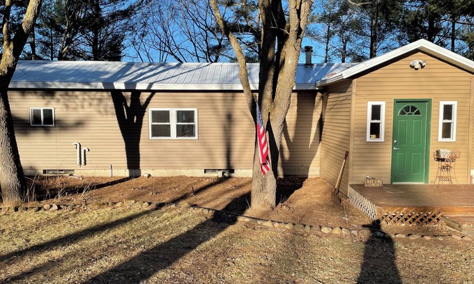Shell Lake Cabina | LAKESIDE LOOKOUT: Experience stunning views, Endless Shorline, Family Retreat.