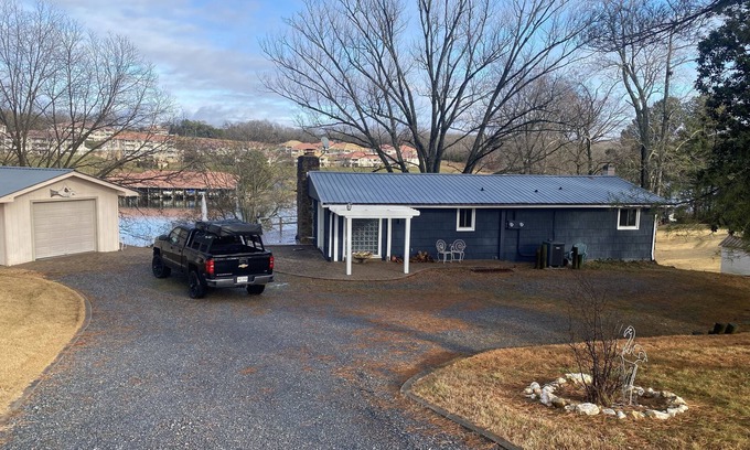 Moneta Casa | Lakeside lookout!The perfect place to vacation with the family to boat or relax!