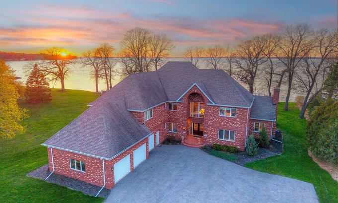Oshkosh Casa | Lakeside Lux of Oshkosh- Lake/Games/10beds/Luxury