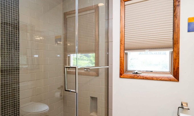 Edwardsburg Casa | Lakeside Luxury: 3BR Retreat on Eagle Lake!