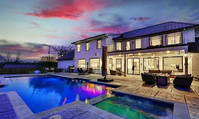 Azle Casa | Lakeside Luxury: Epic Views, Chef’s Kitchen