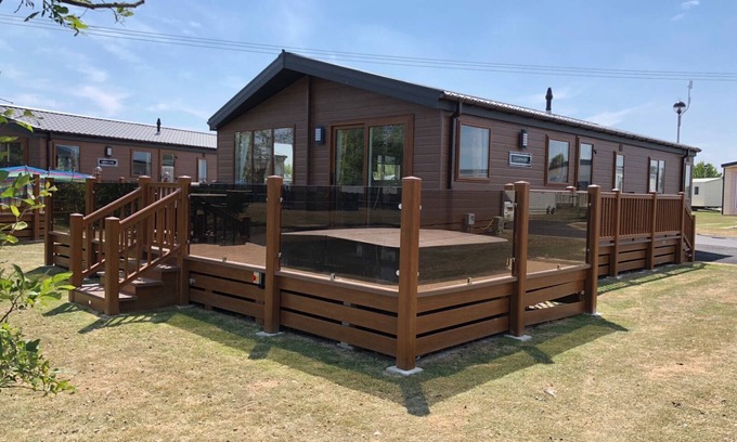 Tattershall Cabina | Lakeside Luxury Lodge, 3 habitaciones, embarcadero de pesca privado, bañera de hidromasaje