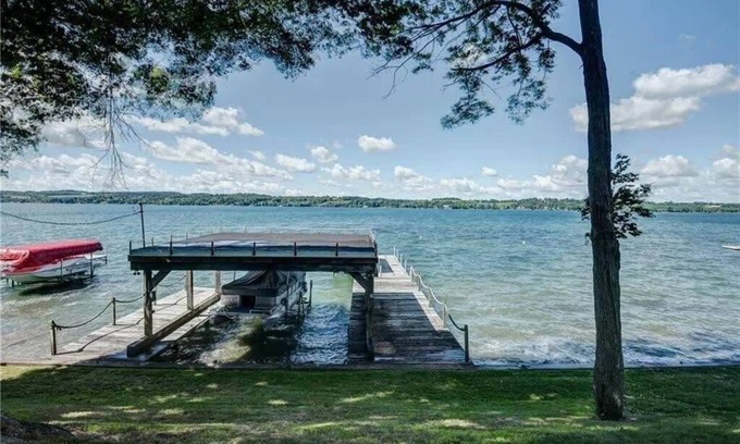Skaneateles Casa | Lakeside Luxury Retreat- 5 Bedroom home with expansive Skaneateles lake frontage