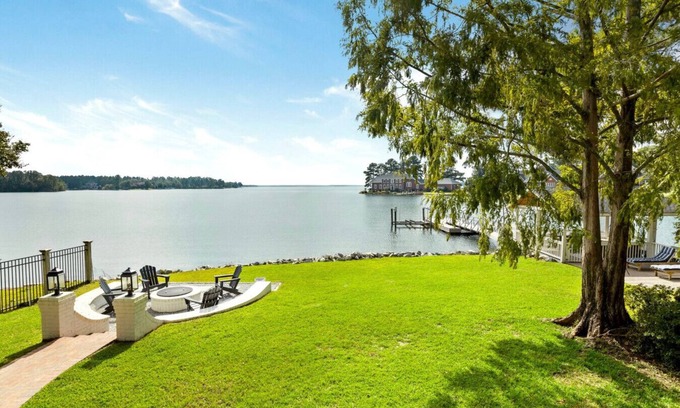 Lake Murray of Richland Casa | Lakeside Manor | Sleeps 10 | Pool Table & Playroom