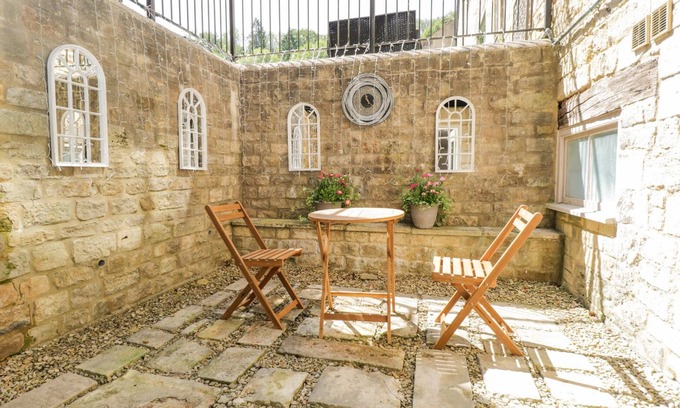 Inchbrook Cabaña | LAKESIDE MILL COTTAGE, pet friendly, with a garden in Nailsworth