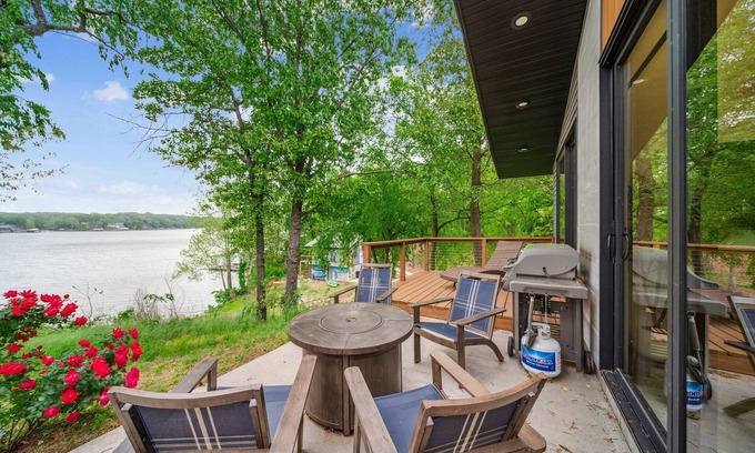 Grove Cabina | Lakeside Modern Luxury w/Lake Views