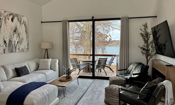 Grove Cabina | Lakeside Modern Luxury with Lake Views, King Beds