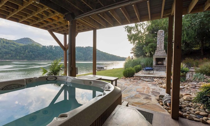 Mooresburg Casa | Lakeside Mountain Retreat in Mooresburg