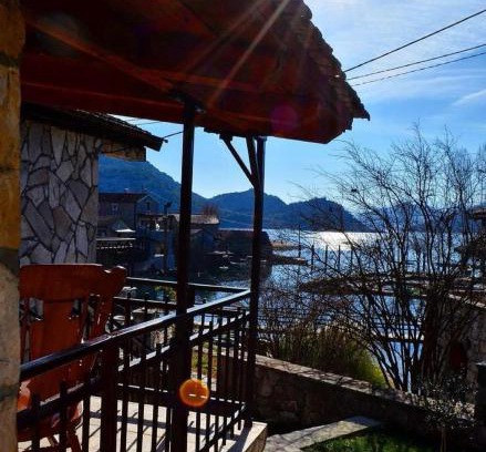 Karuc Casa | Lakeside oasis home Karuc
