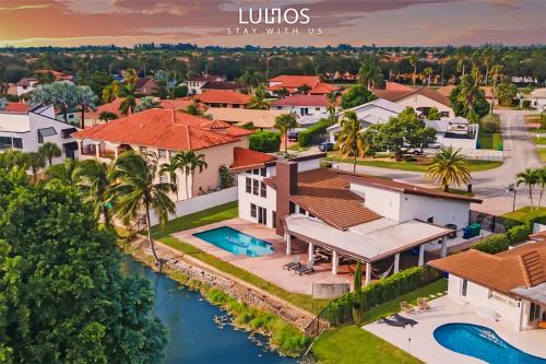 Country Club Casa | Lakeside Oasis Pool Sauna and Golf in Miami L40