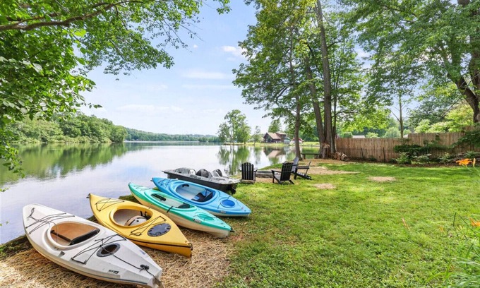 Cheshire Casa | Lakeside Oasis w/Kayaks & Charm