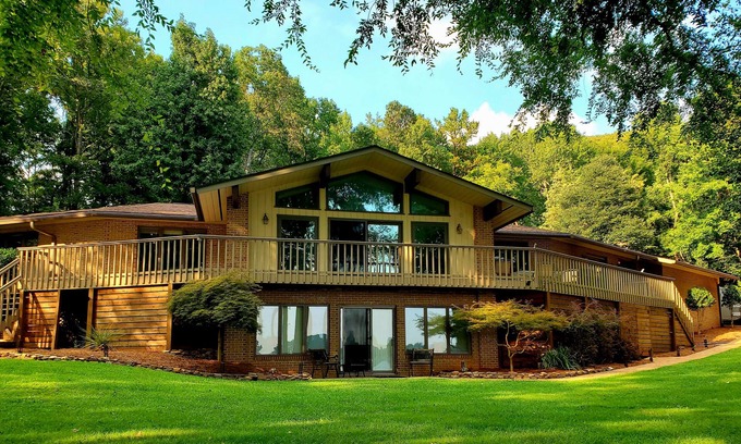 Rock Hill Casa | Lakeside Paradise