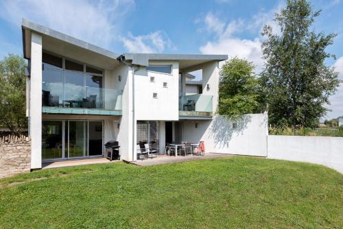 Cirencester Casa | Lakeside property with spa access on a nature reserve Reid Villa CW01