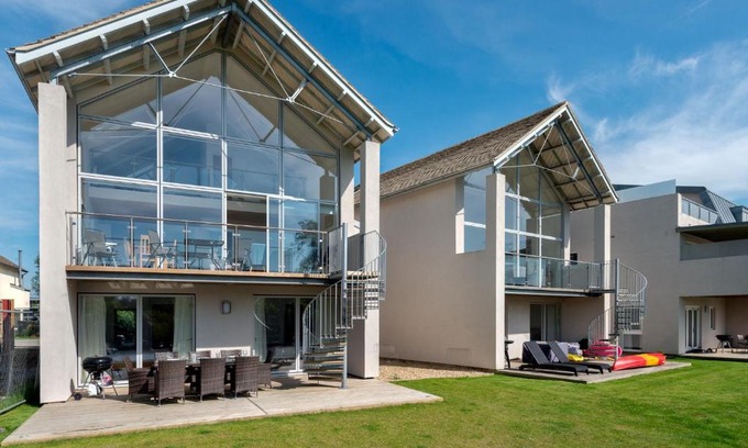 Cirencester Casa | Lakeside property with spa access on a nature reserve Swans Rest HM103