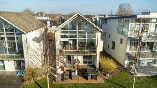 Cirencester Casa | Lakeside property with spa access on a nature reserve Owls Hoot HM69