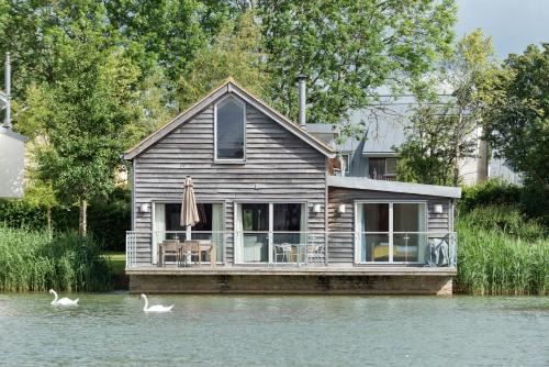Cirencester Casa | Lakeside property with hot tub Barn Owl HM08