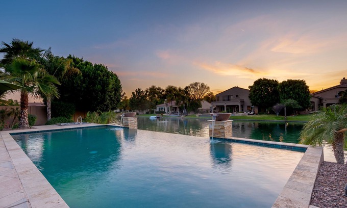 Balboa Way Casa | Propiedad junto al lago con piscina infinita y bañera de hidromasaje