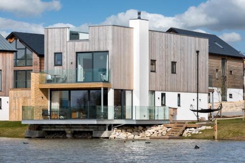 Holworth Casa | Lakeside property with spa access on a nature reserve Driftwood BV09