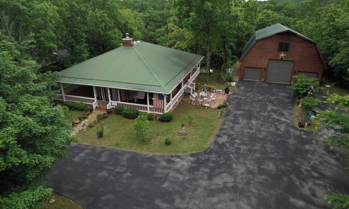 Golden Cabina | Lakeside Ranch Cabin with OPTIONAL HOT TUB