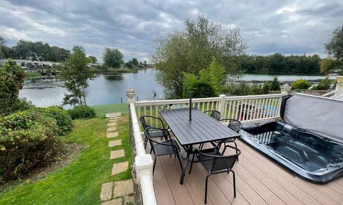 Tattershall Casa | Lakeside Retreat 3 with hot tub, private fishing peg situated at Tattershall Lakes Country Park