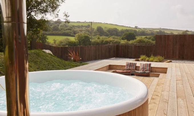 West Down Casa | Lakeside Retreat & Hot Tub, Woolacombe 3mls