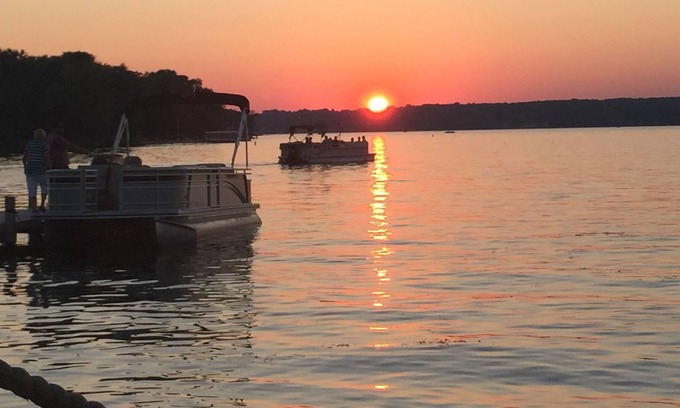 Pewaukee Casa | Lakeside Retreat - Newly Remodeled 3 Bdrm+ Loft House on Beautiful Pewaukee Lake