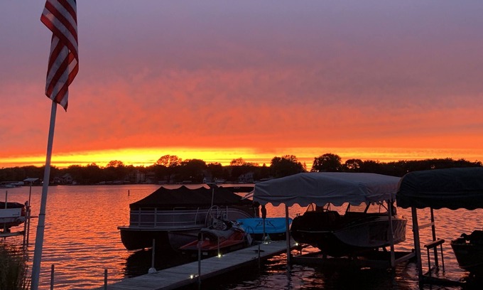Pewaukee Casa | Lakeside Retreat - Newly Remodeled 3 Bdrm+ Loft House on Beautiful Pewaukee Lake