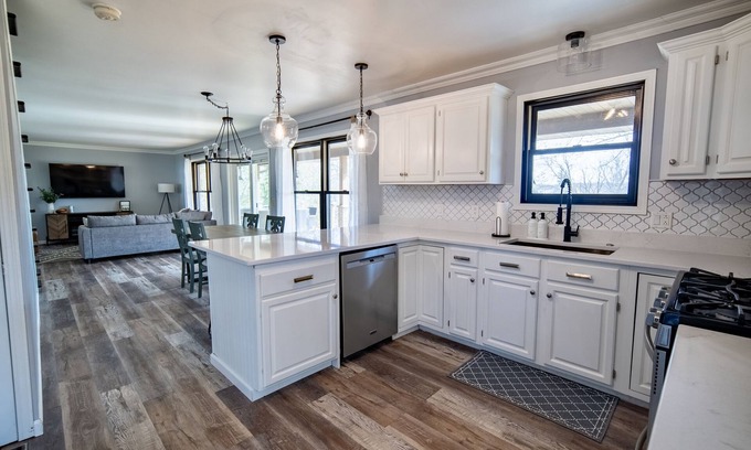 Faribault Cabina | Lakeside Retreat on 2 acres, Fire Pit, Large Deck, King Bed, Bunk Room, Modern